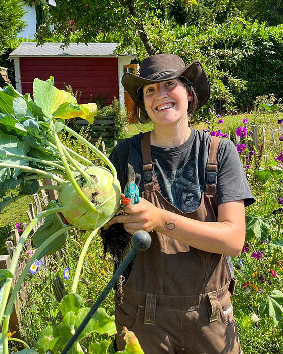 Anne Schwarz im Garten bei der Ernte